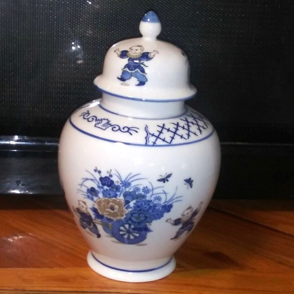 CHINOISERIE GINGER JAR Blue White Clowns design 9" LIDDED Ceramic Porcelain EUC